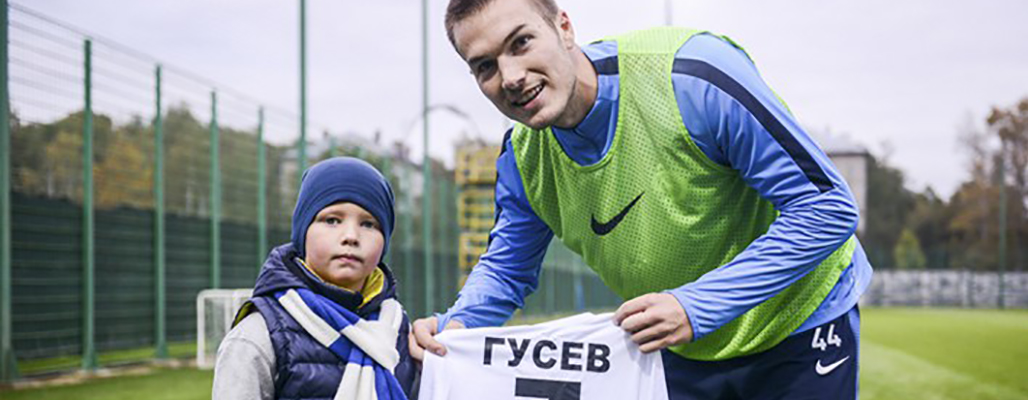 Шунич обменялся футболками с юным болельщиком "Динамо"