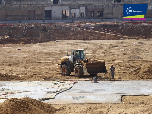 19.04.2014 - Начались подготовительные работы по заливке фундаментной плиты, первые участки бетона появились